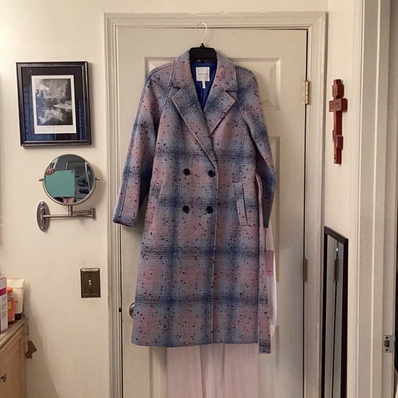 Double breasted wool blend coat with matching belt. - Picture 5 of 6